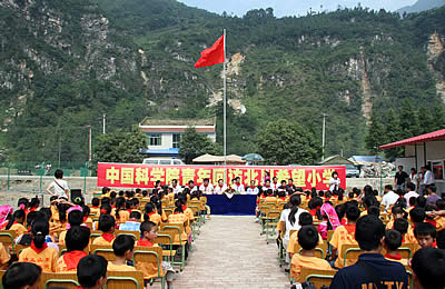     到北川希望小学临时所在地与师生进行交流